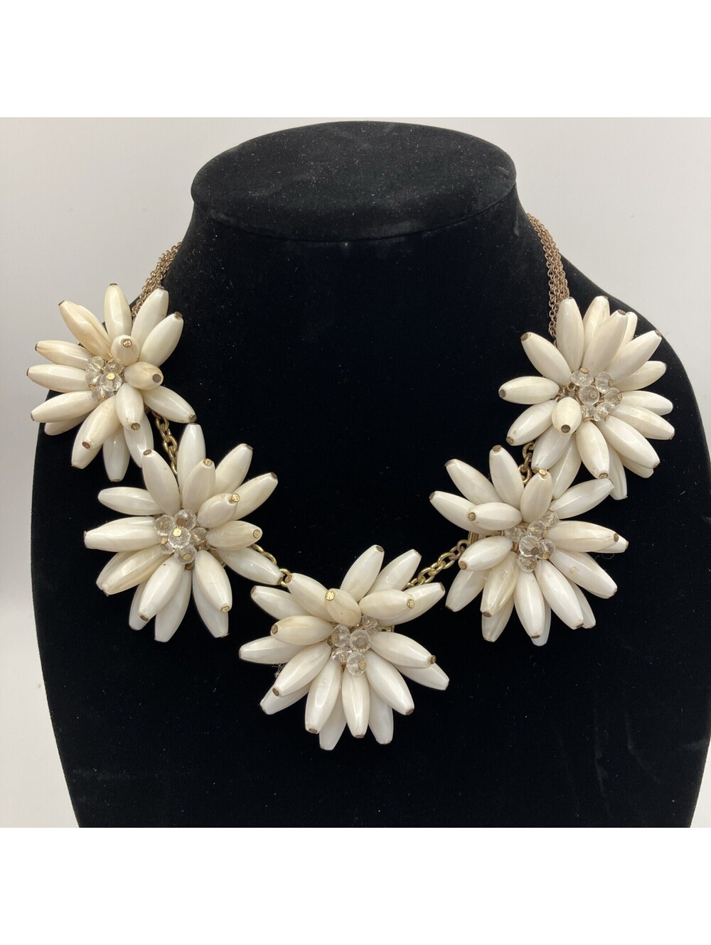 Vintage 8” White Daisy and rhinestone necklace￼